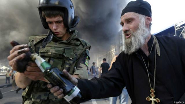 Священник и молодой участник протестов на киевском Майдане