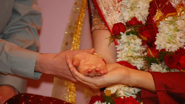 بہت سے ہندوؤں سماجی اور معاشرتی مسائل کی وجہ سے بھارت ہجرت کر گئے ہیں۔