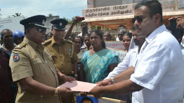 උද්ඝෝෂකයින් මේ සම්බන්ධයෙන් සැකසුණ සන්දේශයක් ද සහකාර පොලිස් අධිකාරිවරයාට භාර දෙනු ලැබීය. 