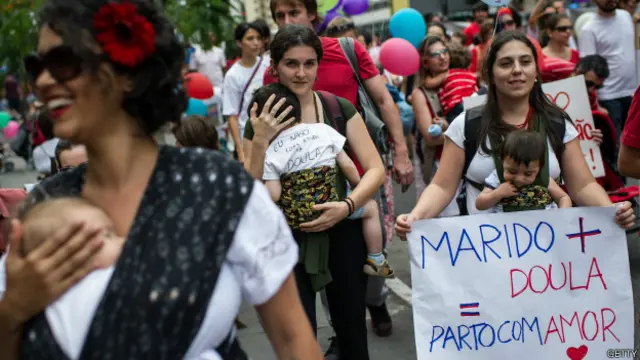 La de la doula es una figura cada vez más conocida en varios países, y existen organismos nacionales y supranacionales que agrupan estas profesionales.