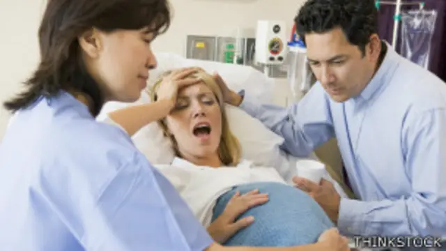 Un informe reciente señala que las doulas se extralimitan en sus funciones en el parto.