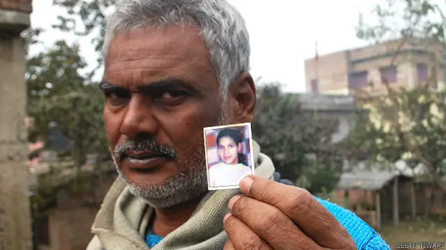 बेटी की तस्वीर दिखाते राजकुमार