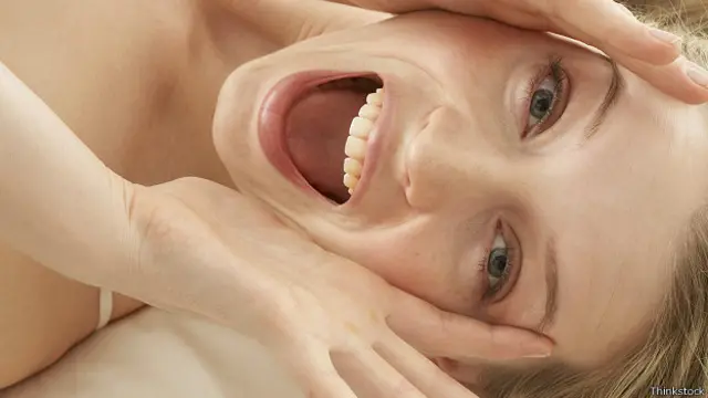 Смеющаяся девушка