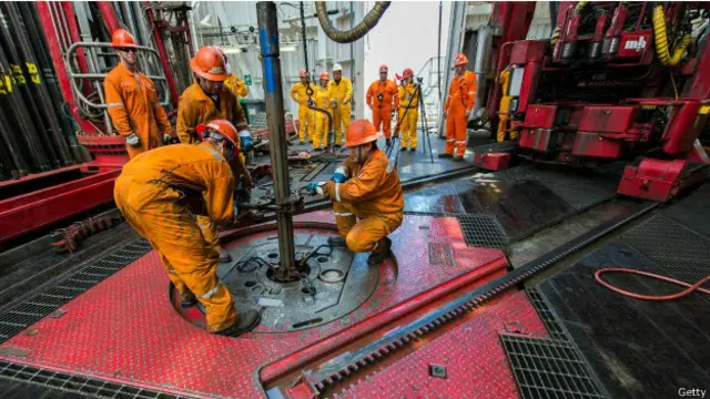 Trabajadores en una plataforma petrolera