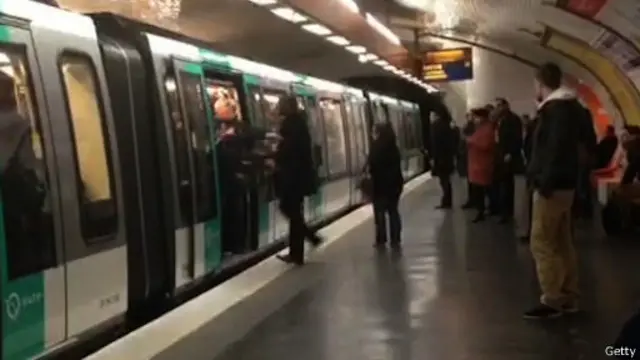 Rekaman video menunjukkan Souleymane didorong dua kali oleh sekelompok orang di dalam kereta.