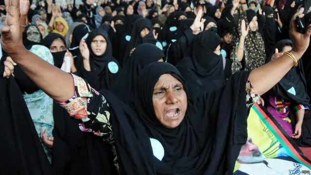 ملزمان کی گرفتاری کے لیے شکارپور میں دھرنے دیئے گئے اور کراچی تک مارچ بھی کیا گیا