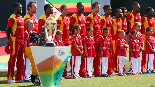 پہلے بیٹنگ کرتے ہوئے متحدہ عرب امارات کی ٹیم نے پقررہ 50 اوورز میں 285 رنز بنائے۔ 