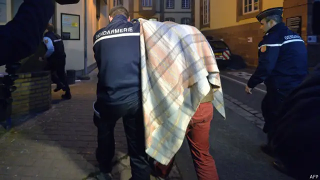 نفى الشبان أن تكون معاداة السامية هي التي دفعتهم لتحطيم القبور