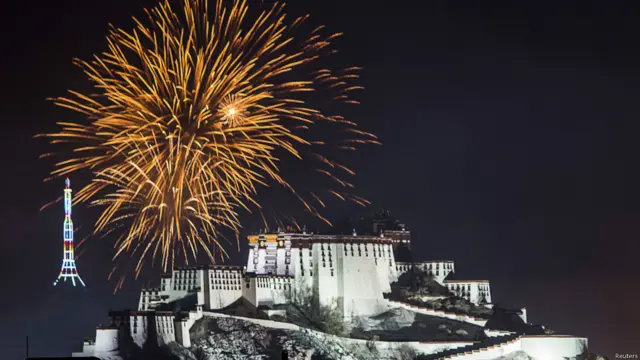布达拉宫上空燃放烟花