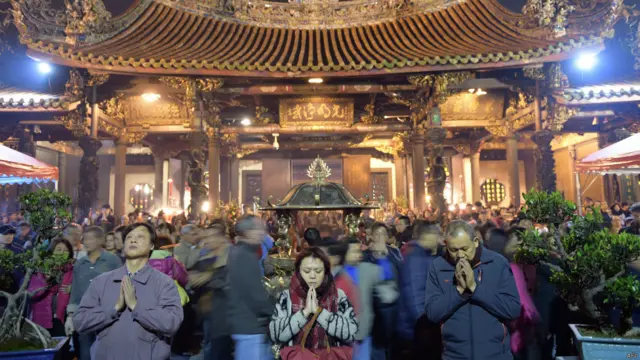 台北龙山寺的香客