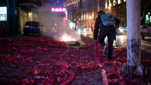 上海街头放炮竹的男人