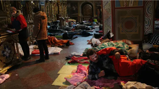 У Михайлівському соборі розмістили тих, хто напередодні отримав вогнепальні та інші тяжкі травми, а також приїжджих, яким не було де ночувати. 