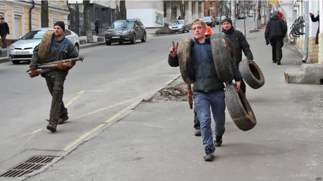 З вуличок, що спускаються з Софійської площі, підносили нові шини для димових завіс. 