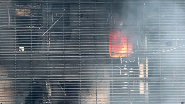 Будинок профспілок, підпалений напередодні ввечері, так і не вдалося повністю погасити. 