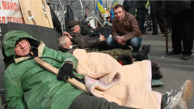 Прямо під сценою, не випускаючи з рук "зброї", спали ті, хто всю ніч стояв на варті.