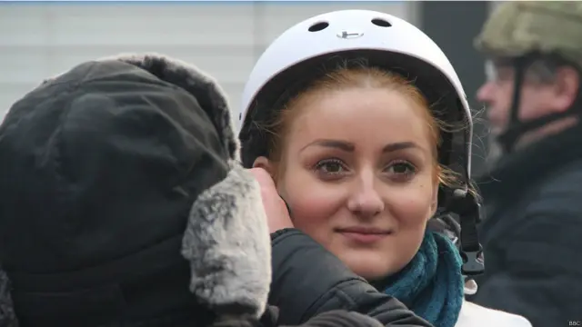 Не бракувало й жінок. Вони роздавали протестувальникам їжу і надавали медичну допомогу. 