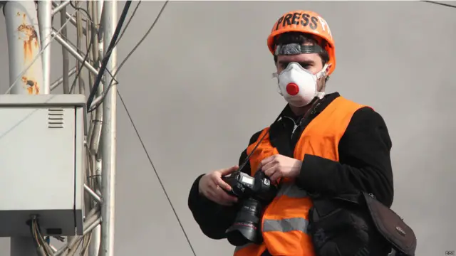 Журналісти намагалися якомога яскравіше виділити себе серед протестувальників, хоча вже було зрозуміло, що це зовсім не гарантує безпеки. 