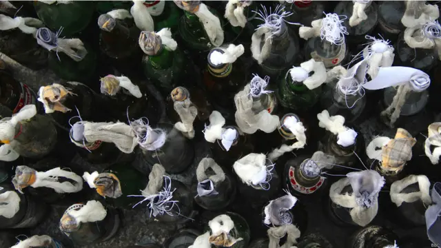 У тилу, ближче до сцени, готували коктейлі Молотова. 