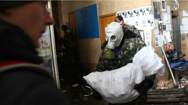 З будівлі виносили все, що можна врятувати: меблі, обладнання, харчі.