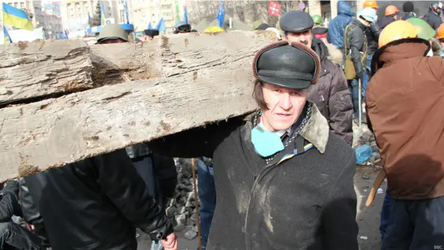 Того дня Майдан був особливо схожим на мурашник, де кожен мав заняття. Ці чоловіки зміцнювали барикади. 
