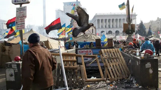Ці фотографії, зроблені вранці 19 лютого 2014 року на Майдані Незалежності, ВВС Україна планувала опублікувати того самого ж дня. Але виявилося, що картка з редакційного фотоапарата відмовила і не зчитується. 