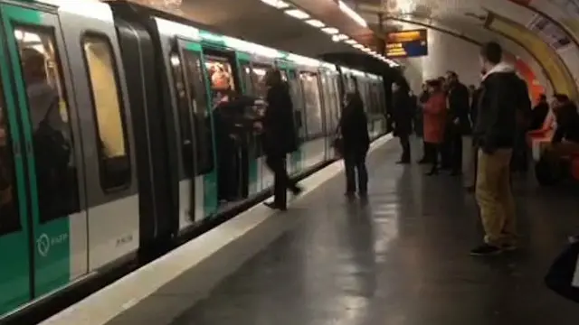 موبائل فون پر بنائی جانے والی ویڈیو میں دیکھا جا سکتا تھا کہ ایک سیاہ فام شخص مسلسل پر ہجوم میٹرو ٹرین میں سوار ہونے کی کوشش کرتا ہے لیکن اسے بار بار باہر دھکیل دیا جاتا تھا