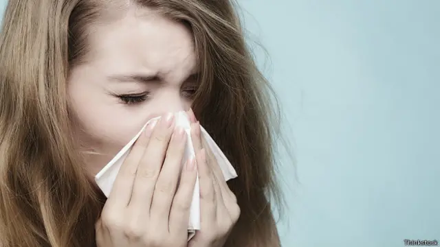 Простуженная женщина