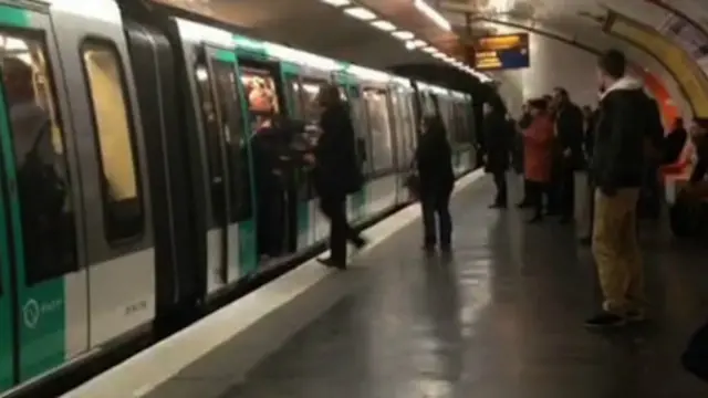 英国切尔西足球俱乐部球迷欺凌男子