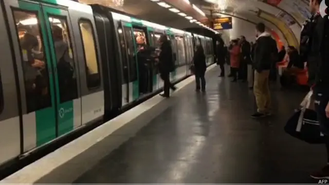 Reprodução de vídeo no metrô de Paris | Foto: AFP