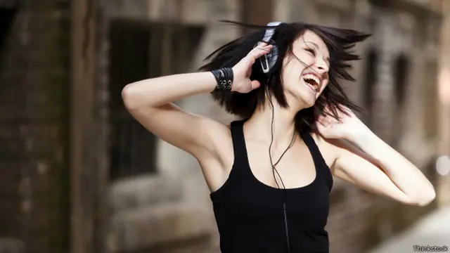Mujer escuchando música