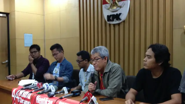 Sekjen Transparancy International Indonesia, TII, Dadang Tri Sasongko (tengah) meminta KPK melanjutkan proses penegakan hukum terhadap Komjen Budi Gunawan.
