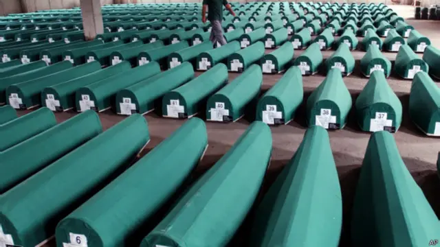 Гробы с телами жертва резни 1995 года в Сребренице