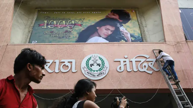 گذشتہ بیس سال سے فلم ’دل والے دلہنیا لے جائیں گے‘ کی نمائش ممبئی کے ایک تھیٹر میں جاری تھی۔