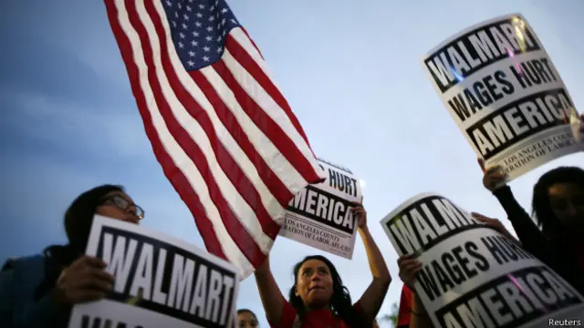 Trabajadores protestan en Walmart