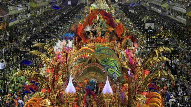Imagen aérea del desfile de la escola de samba Beija Flor en el carnaval de Río de Janeiro de 2015.
