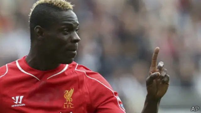 Balotelli también estuvo en problemas por unos comentarios racistas en Instagram.