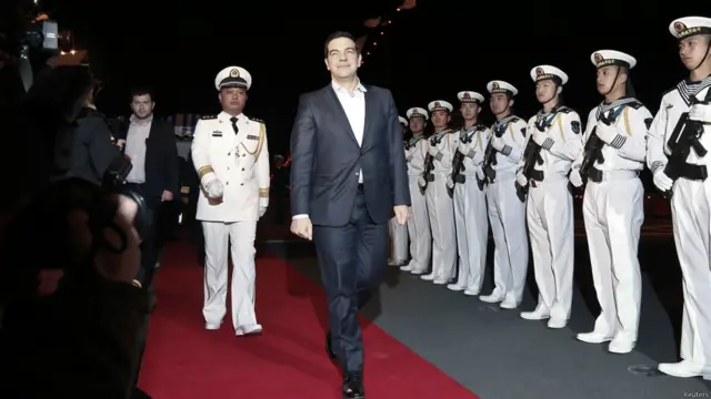 齐普拉斯登上一艘中国军舰