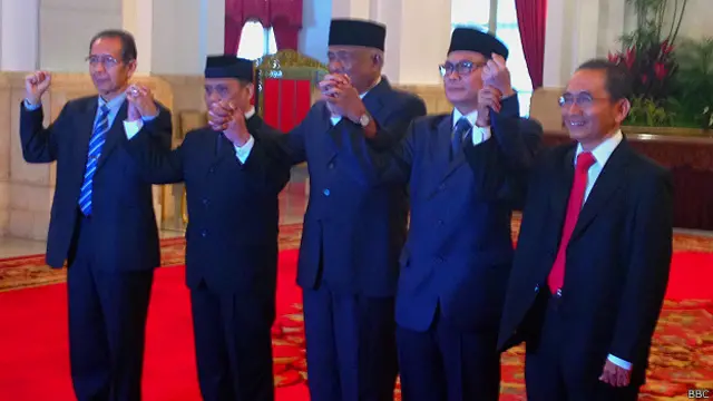 Jajaran pimpinan KPK dari kiri ke kanan: Zulkarnain, Indriyanto Seno Adji, Taufiqurrahman Ruki, Johan Budi dan Adnan Pandu Praja