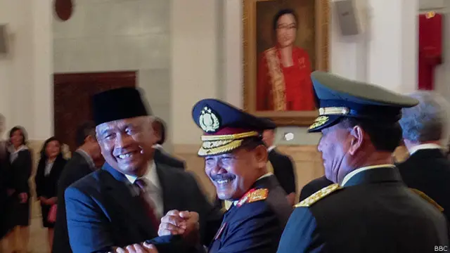 Calon tunggal Kapolri Komjen Badrodin Haiti memberikan selamat kepada Plt Pimpinan KPK yang baru