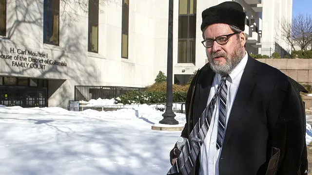 خاخام بری فرویندل در بخش تعویض لباس زنان در کنیسه خود دوربین مخفی جاسازی کرده بود