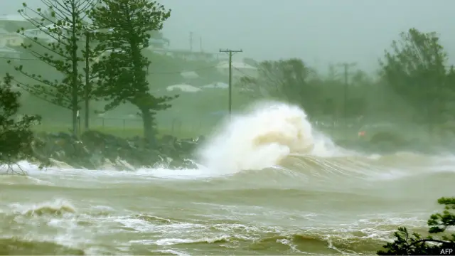 طوفان کے باعث پیدا ہونے والے سیلابی ریلے توالو، کیریباتی اور سولومن جزائر سے ٹکرائے،