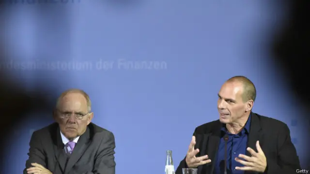 گفته می‌شود که استدلال‌های وزیر اقتصاد یونان (راست) وزیر اقتصاد آلمان (چپ) را خشمگین می‌کند