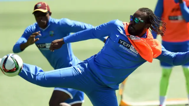 آئرلینڈ کے خلاف پہلے میچ میں بھی اس کی ٹاپ آرڈر بیٹنگ ناکام رہی جسے سمنز اور ڈیرن سیمی نے سنبھالا لیکن بولرز تین سو چار کے اسکور کا دفاع نہ کرسکے۔