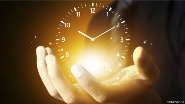 Ilustración de un reloj en la palma de una mano