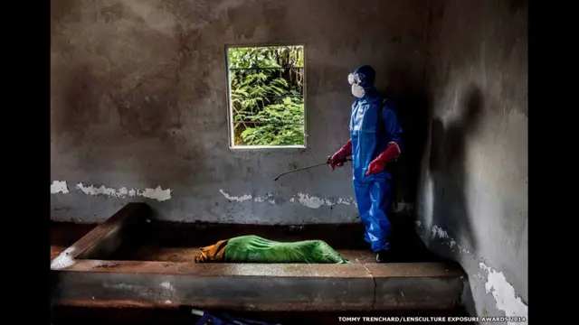 'इबोला इन सियरा लियोन एंड लाइबेरिया'