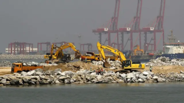 කොළඹ වරාය නගරය ඉදි කිරීම් කටයුතු තමන් බලයට පත් විගස නතර කරන බවයි මැතිවරණ ව්‍යාපාරයේ දී වත්මන් ආණ්ඩුව කියා සිටියේ