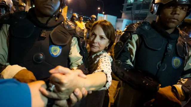 Ledezma'nın eşi Mitzy de Ledezma, Belediye Başkanı'na desteğe gelenleri selamlıyor.