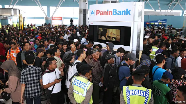 Pada Februari 2015 lalu, Kementerian Perhubungan pernah menjatuhkan sanksi "yang lebih berat" kepada Lion Air terkait penundaan 100 lebih penerbangan maskapai tersebut.