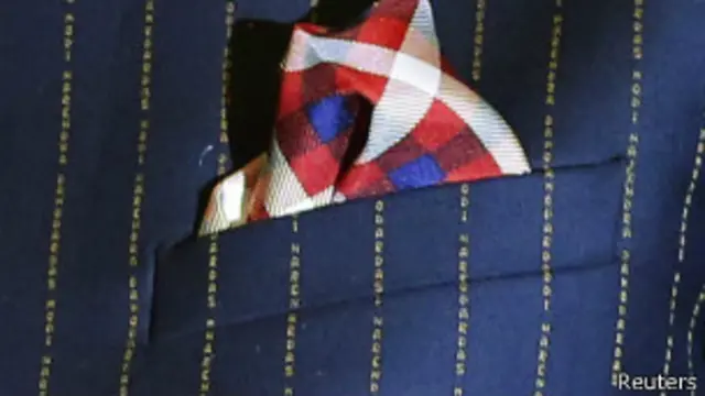 ဝတ်စုံက အစင်းတွေမှာ မိုဒီရဲ့ အမည်ကို ရေးထိုးထား