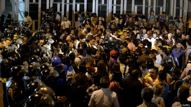 Manifestantes frente al Sebin